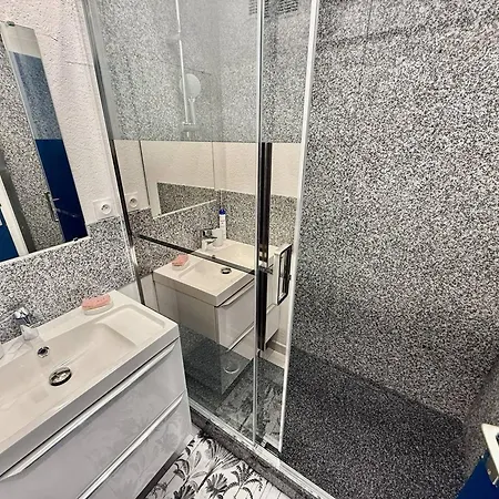 Proche Richelieu Avec Piscine, Clim Et Parking - Fr-1-723-14